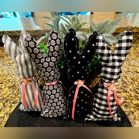 Bunnies Farmhouse Primitive Handcrafted New - Picture 1 of 6